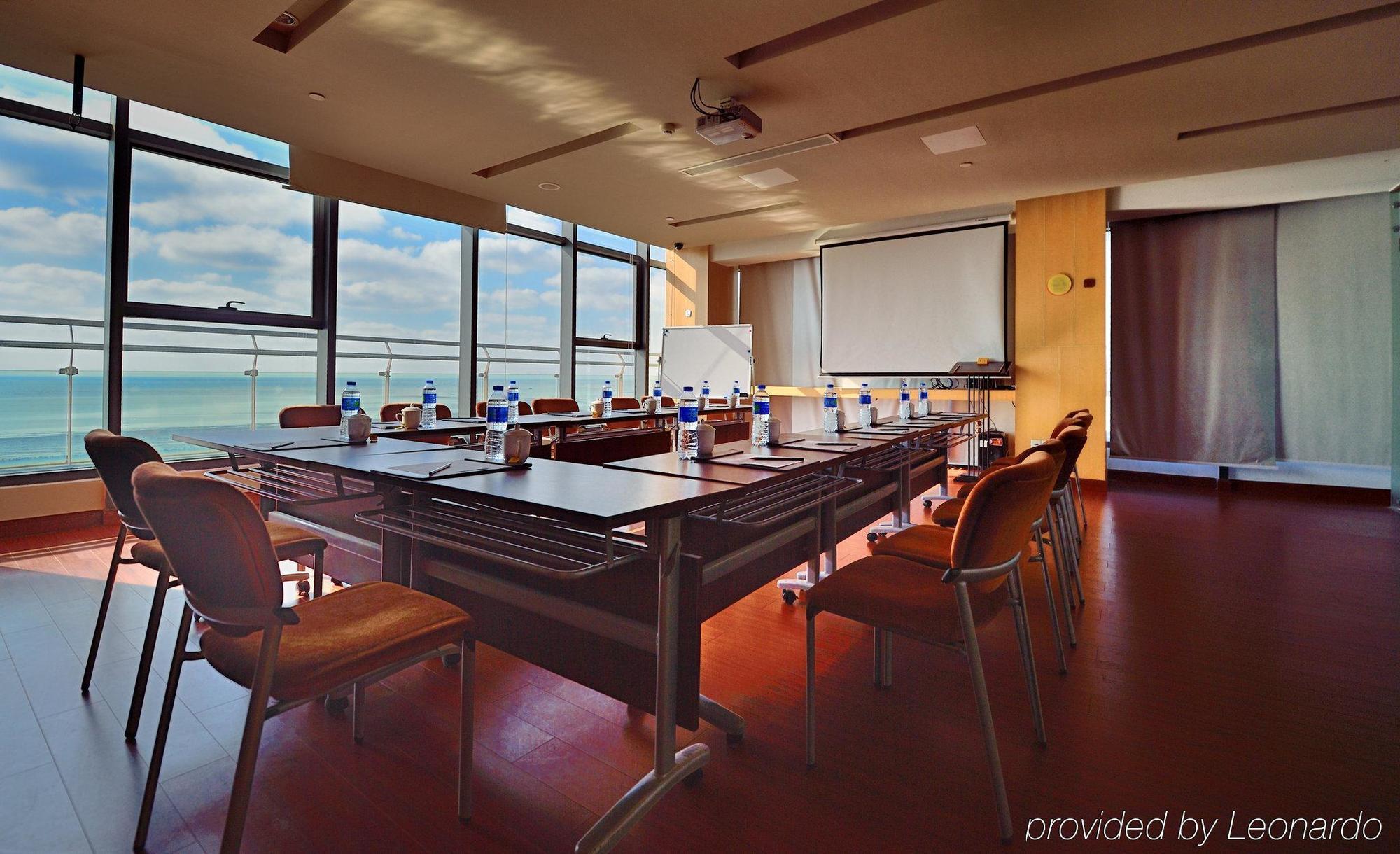 Holiday Inn Express Shanghai Nanhuizui Экстерьер фото